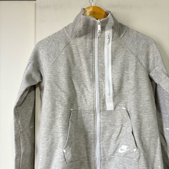 Nike Tech Fleece Moto Cape Jacket in Light Grey - Picture 4 of 9